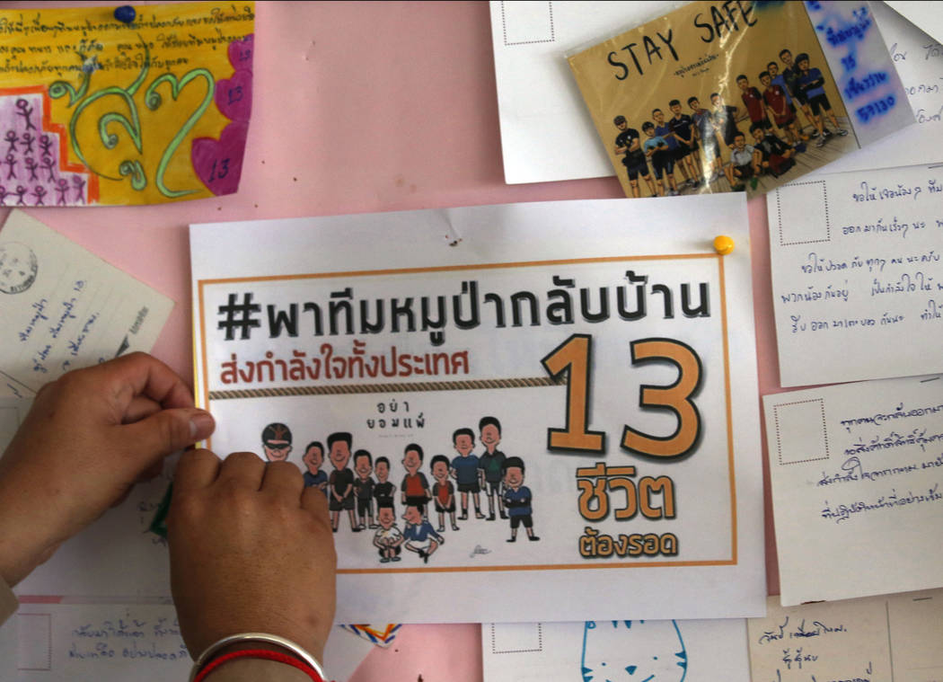 Un aficionado tailandés puso carteles para orar por los niños y su entrenador de fútbol que han quedado atrapados desde el 23 de junio en Mae Sai, provincia de Chiang Rai, norte de Tailandia, e ...