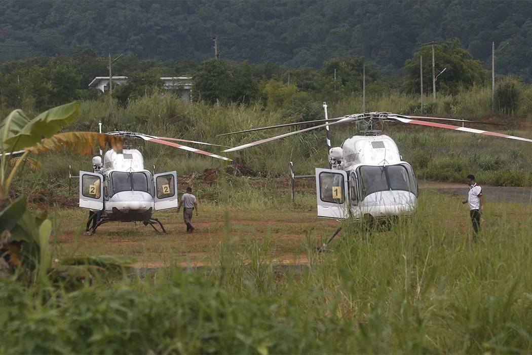 Dos helicópteros esperan cerca de la cueva para más evacuaciones de los niños y su entrenador de fútbol que han quedado atrapados desde el 23 de junio en Mae Sai, provincia de Chiang Rai, nort ...