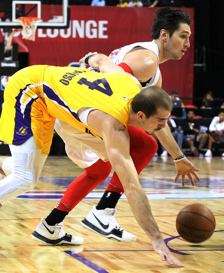 El guardia de Los Ángeles Lakers, Alex Caruso (4), y el guardia de los Chicago Bulls, Ryan Arcidiacono (51), luchan por el balón durante un partido de baloncesto de la liga de verano de la NBA e ...