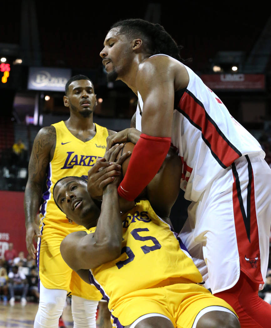 El alero de Los Ángeles Lakers, Nick King (55), y el centro de los Chicago Bulls, Jarnell Stokes (55), luchan por el balón durante un partido de baloncesto de la liga de verano de la NBA en el T ...