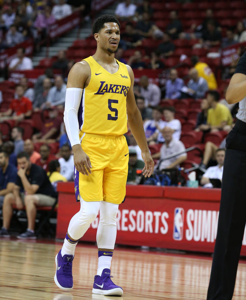 El guardia de Los Ángeles Lakers, Josh Hart, reacciona a una llamada oficial durante un partido de baloncesto de la liga de verano de la NBA contra los Chicago Bulls en el Thomas and Mack Center ...