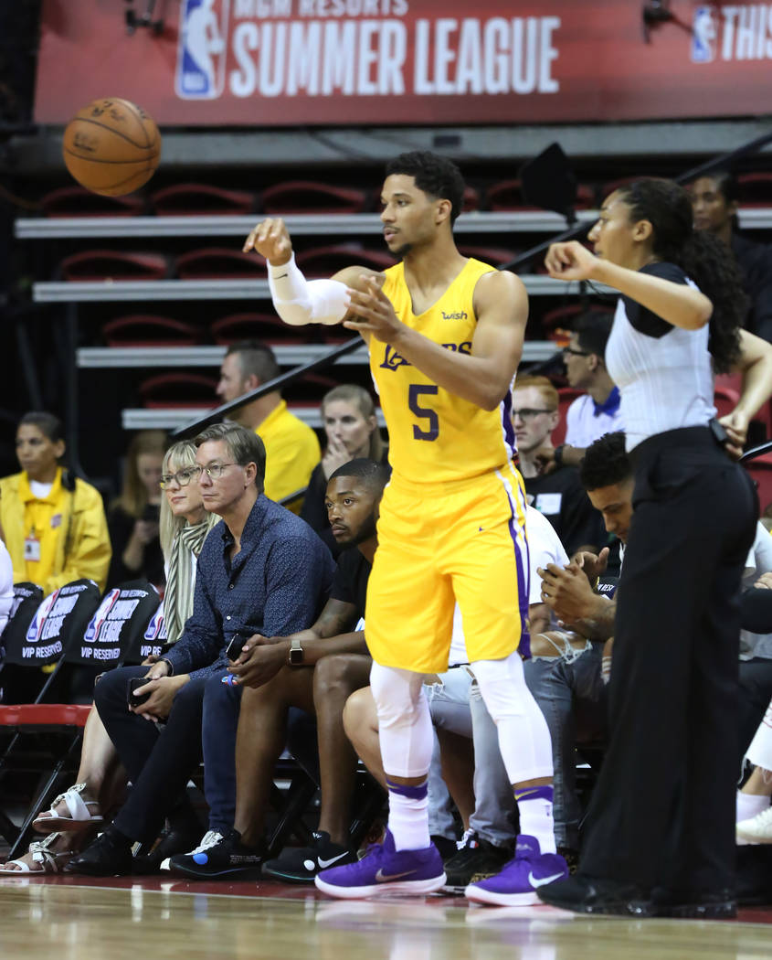 El guardia de Los Angeles Lakers, Josh Hart, pasa el balón durante un partido de baloncesto de la liga de verano de la NBA contra los Chicago Bulls en el Thomas and Mack Center el domingo, julio ...
