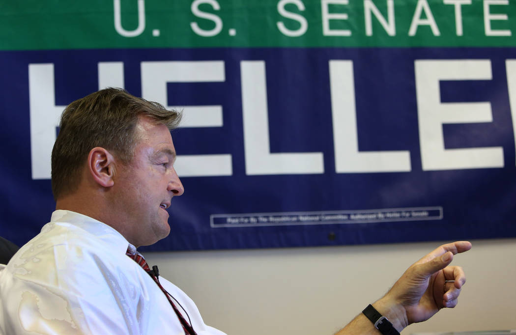 El senador Dean Heller, republicano por Nevada, habla durante una entrevista con el Las Vegas Review-Journal en su sede de campaña de Las Vegas el lunes 28 de mayo de 2018. (Bizuayehu Tesfaye / L ...