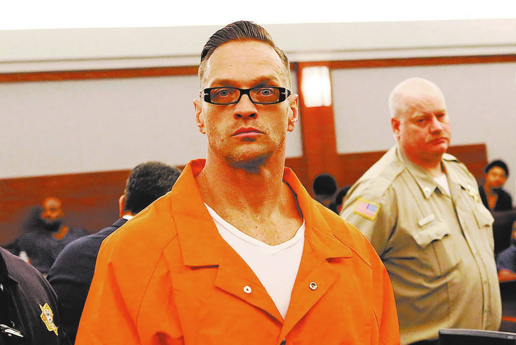 El asesino en dos ocasiones, Scott Dozier, deja el tribunal después de su audiencia en el Centro de Justicia Regional el jueves 19 de enero de 2017 en Las Vegas. Dozier, que está bajo cadena per ...