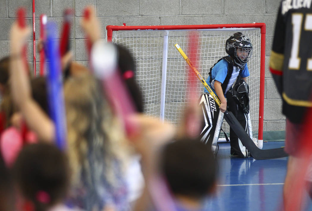 AJ, de seis años, defiende el objetivo durante una clínica de hockey calle celebrada por los Vegas Golden Knights para los jóvenes locales de Las Vegas en Paradise Recreation Center, 4775 S. Mc ...