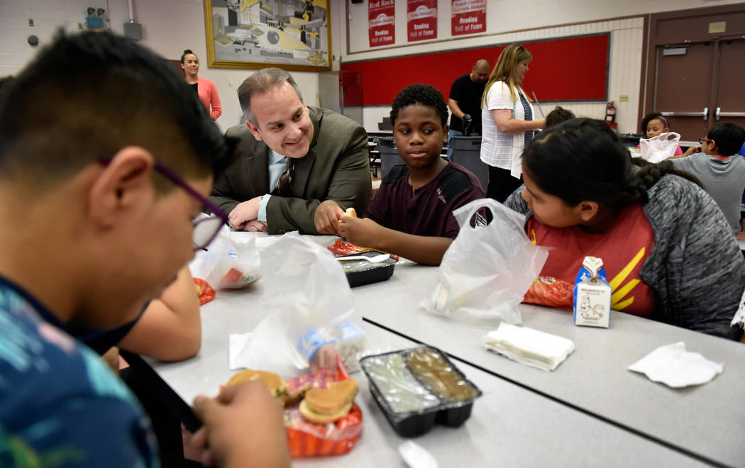 El superintendente de la escuela del Condado de Clark, Jesús Jara, habla con los estudiantes durante el almuerzo en la escuela primaria Red Rock el martes 10 de julio de 2018 en Las Vegas. El jef ...