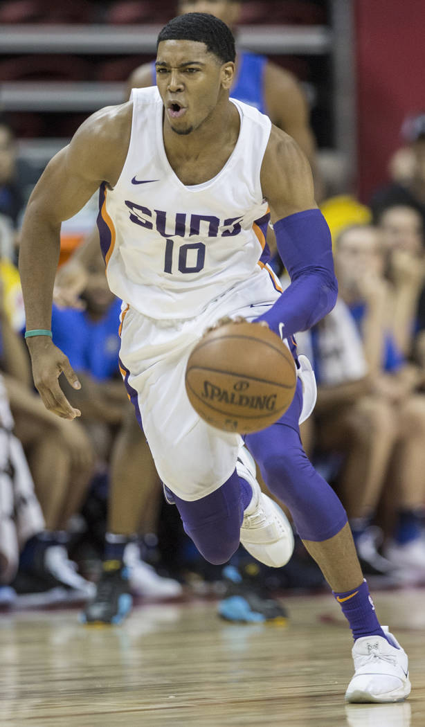 El guardia de los Suns, Shaquille Harrison (10), empuja la pelota hacia la cancha en el primer cuarto durante el juego de Phoenix NBA Summer League contra Orlando Magic el lunes 9 de julio de 2018 ...