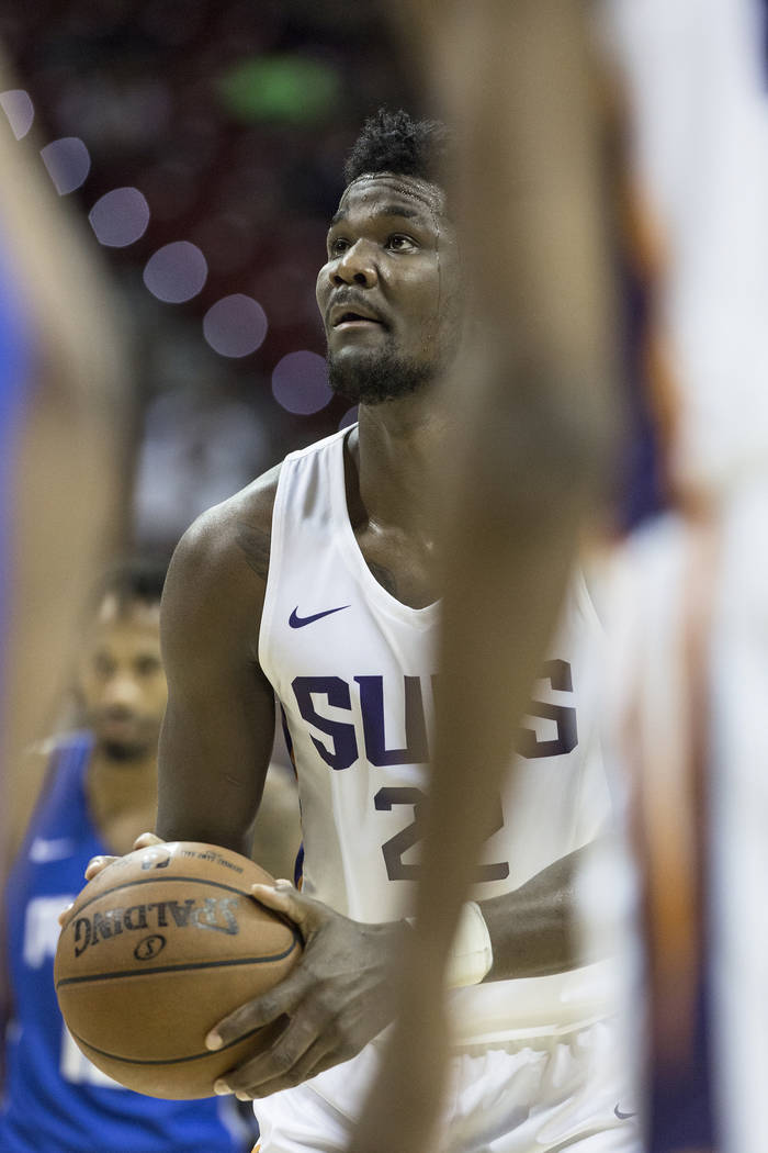 El centro de los Suns, Deandre Ayton (22), lanza un tiro libre en el segundo cuarto durante el juego de Phoenix NBA Summer League con el Orlando Magic el lunes 9 de julio de 2018 en el Thomas & Ma ...