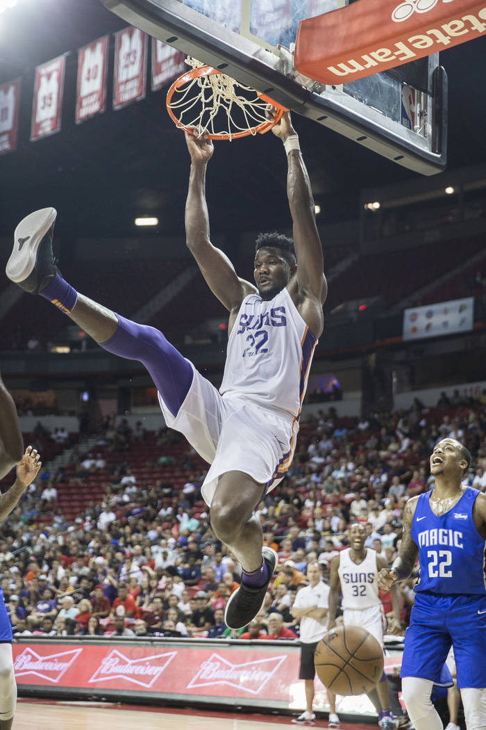 El centro de los Suns, Deandre Ayton (22), recibe una volcada en el tercer cuarto durante el juego de Phoenix NBA Summer League con el Orlando Magic el lunes 9 de julio de 2018 en el Thomas & Mack ...