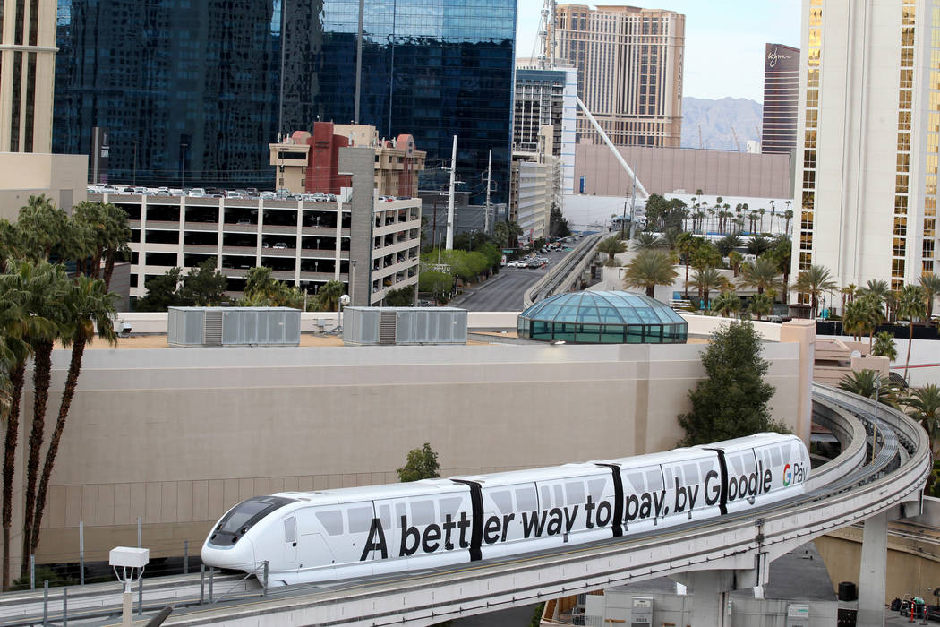 Los pasajeros salen del monorriel de Las Vegas el martes 20 de marzo de 2018. Las Vegas Monorail Co. espera extender la ruta existente de 3.9 millas del SLS a MGM un adicional de 1.14 millas a Man ...