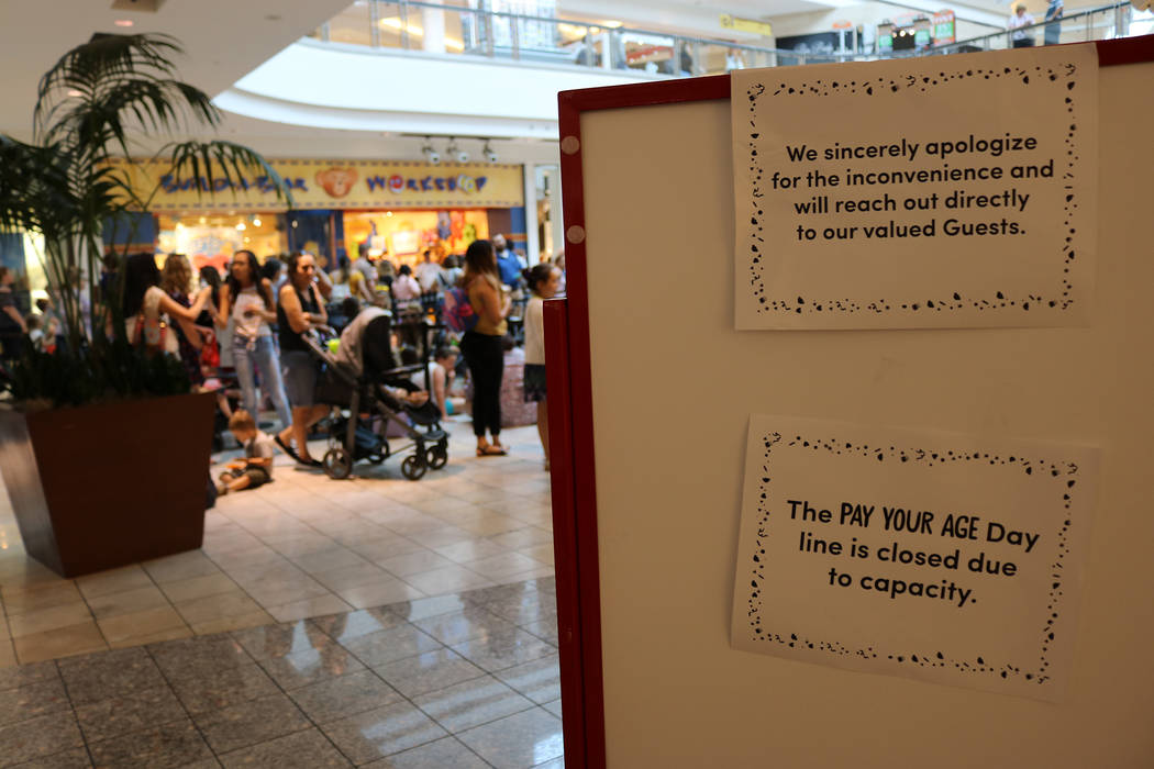 Un letrero indica que no más personas pueden ingresar a la línea durante la promoción "Pague su edad" de Build-A-Bear en Galleria Mall en Henderson el 12 de julio de 2018. (Janna Karel Las Vega ...