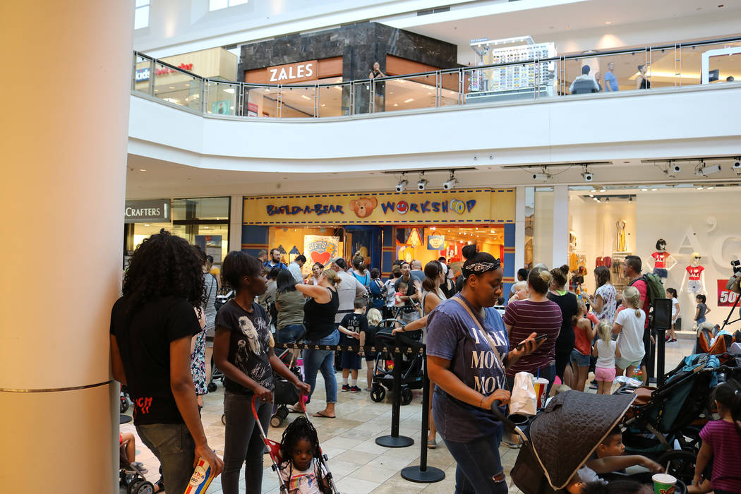 Las estimaciones de más de mil personas se alinearon para la promoción "Pague su edad" de Build-A-Bear en Galleria Mall en Henderson el 12 de julio de 2018. (Janna Karel Las Vegas Review-Journal)