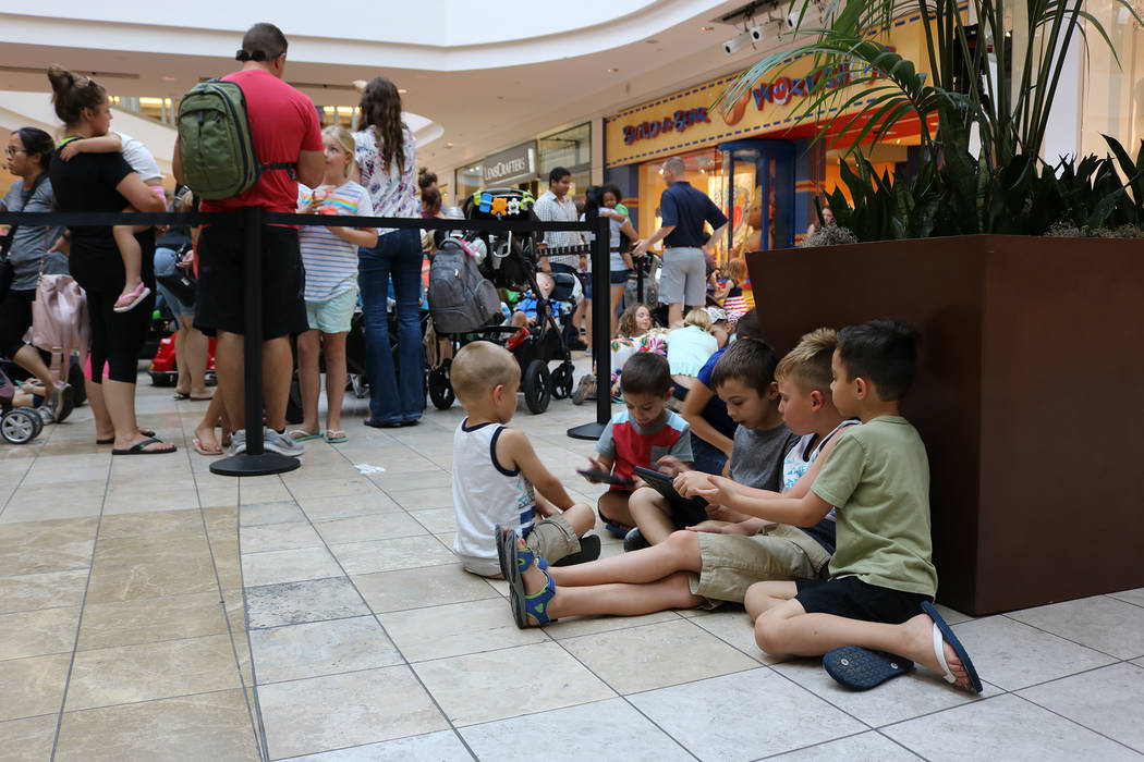 Grupos de niños se sentaron y jugaron mientras esperaban en la cola durante la promoción "Pague su edad" de Build-A-Bear en el Galleria Mall en Henderson el 12 de julio de 2018. (Janna Karel Las ...