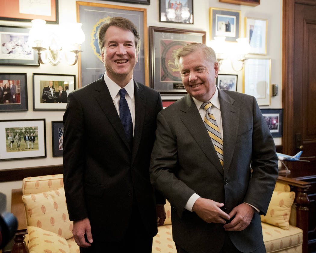 El candidato a la Corte Suprema, Brett Kavanaugh, a la izquierda, se encuentra con el Senador Lindsey Graham, republicano por Carolina del Sur. antes del comienzo de su reunión en el Capitolio en ...