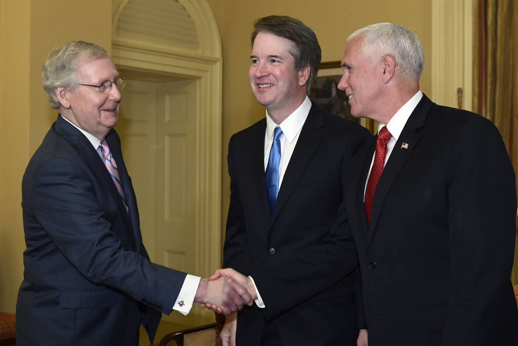 El líder mayoritario del Senado, Mitch McConnell de Ky., Izquierda, le da la mano al vicepresidente Mike Pence, a la derecha, frente al candidato a la Corte Suprema Brett Kavanaugh, en el centro, ...