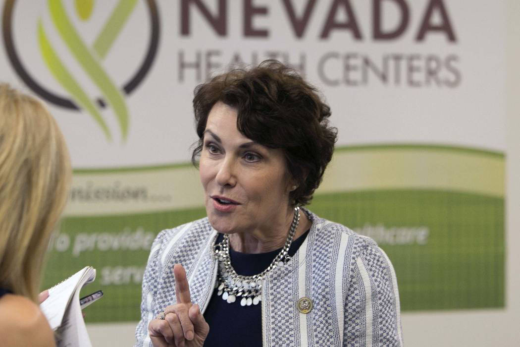 Archivo.- U.S. Rep. Jacky Rosen, D-Nev., habla en los Centros de Salud de Nevada para analizar los esfuerzos legislativos para abordar la escasez de médicos en Nevada el lunes 21 de agosto de 201 ...
