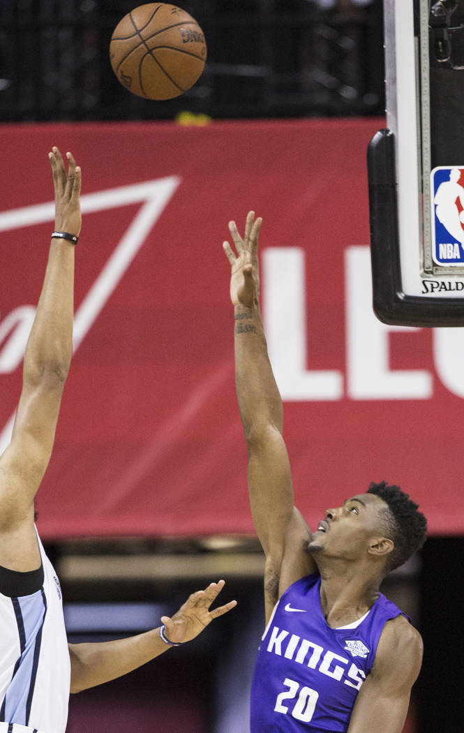 El alero de Sacramento Kings, Harry Giles (20), intenta bloquear el tiro del guardia de los Memphis Grizzlies, Jevon Carter (3) en el segundo cuarto durante la Liga de verano de la NBA el martes 1 ...