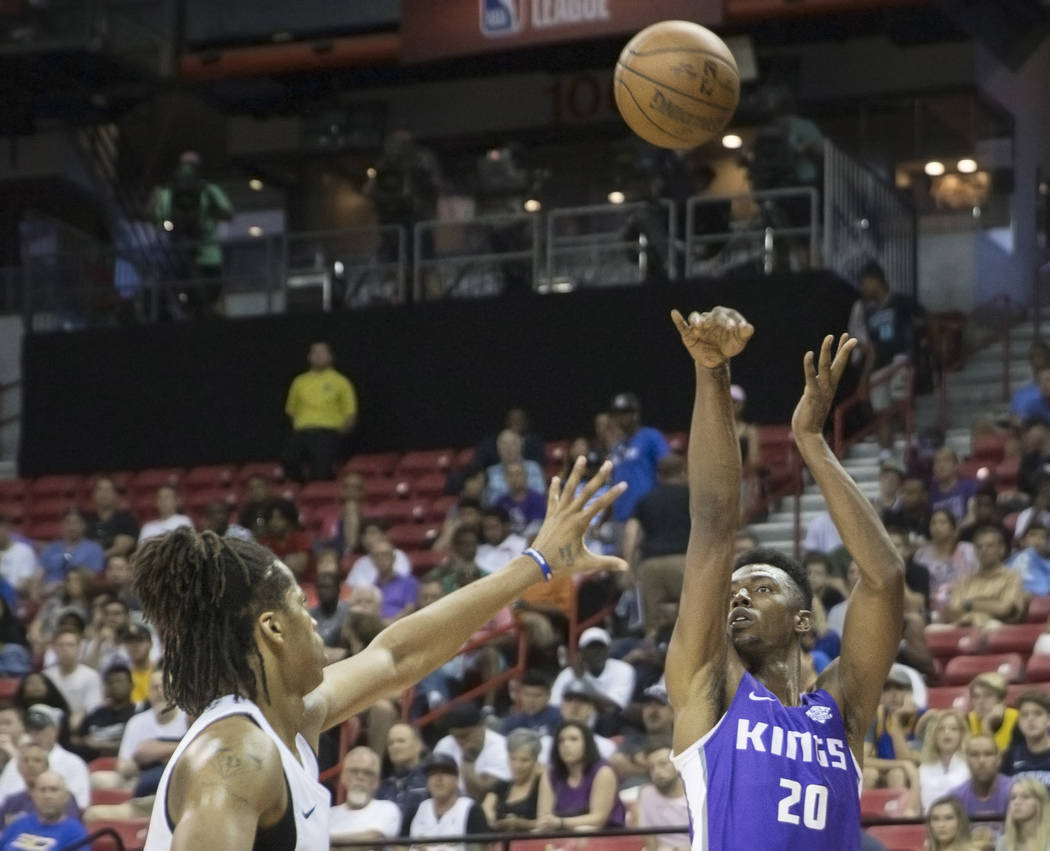 El alero de los Sacramento Kings, Harry Giles (20), lanza un tiro de esquina sobre un defensor de los Memphis Grizzlies, en el segundo cuarto durante la Liga de verano de la NBA el martes 10 de ju ...