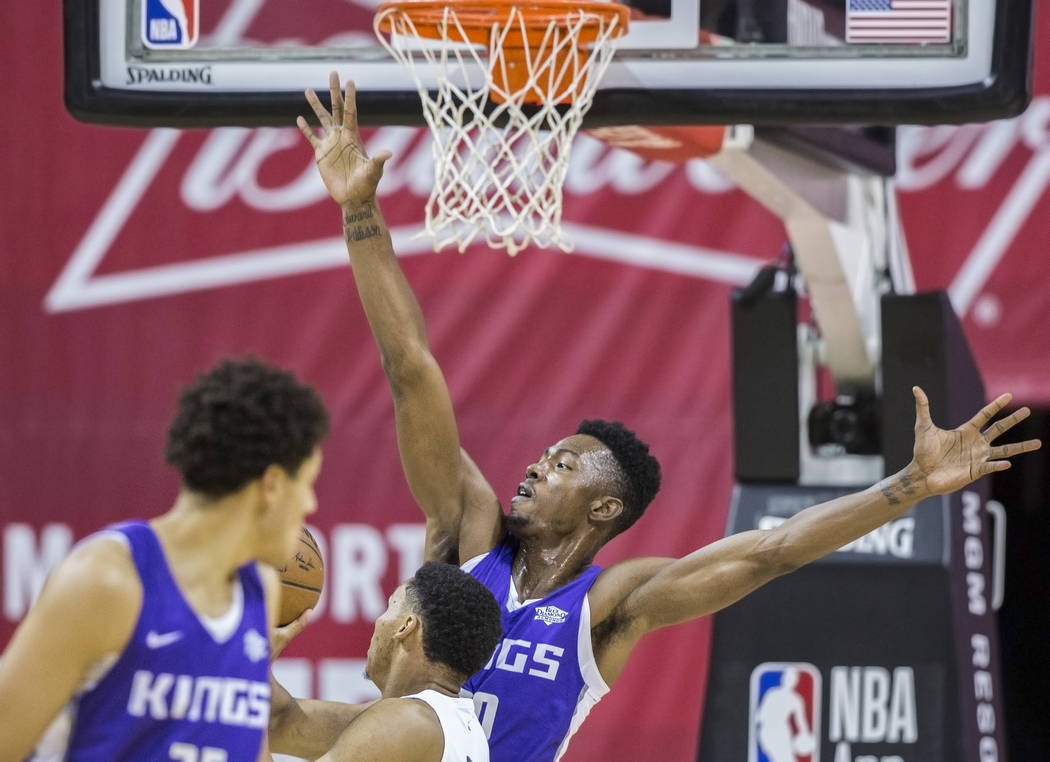 El alero de Sacramento Kings, Harry Giles (20), intenta bloquear el tiro del guardia de los Memphis Grizzlies, Jevon Carter (3) en el segundo cuarto durante la Liga de verano de la NBA el martes 1 ...