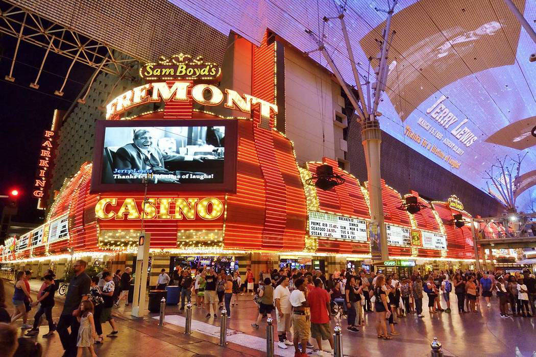 El Fremont y el dosel de Fremont Street Experience en el centro de Las Vegas. (Bill Hughes / Las Vegas News Bureau)