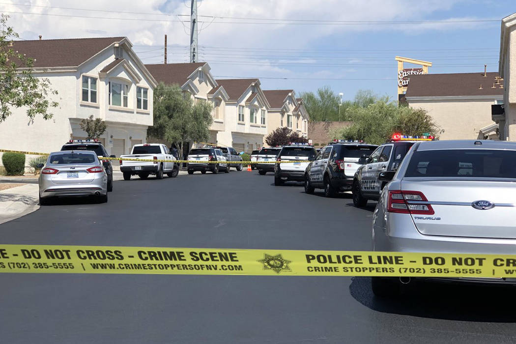 La policía de Las Vegas investiga la muerte de una mujer dentro de su casa en la cuadra 4600 de Dealers Choice Way el sábado 14 de julio de 2018 en Las Vegas. (Rio Lacanlale / Las Vegas Review-J ...