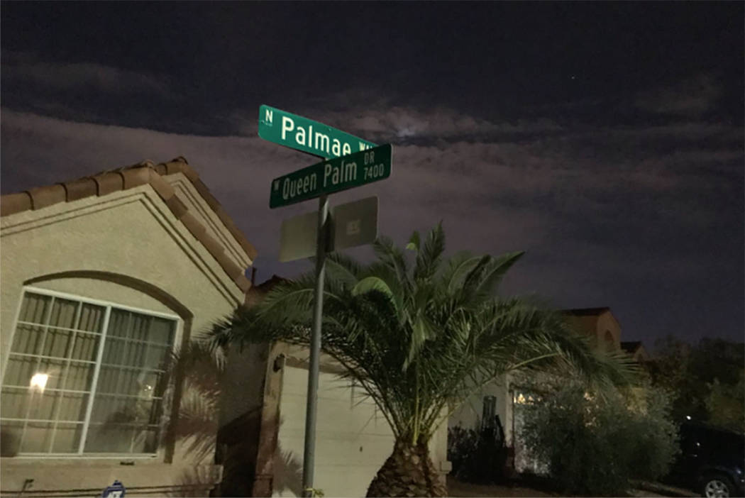 La cuadra 1600 de Palmae Way en Las Vegas el domingo por la noche. (Blake Apgar / Las Vegas Review-Journal)