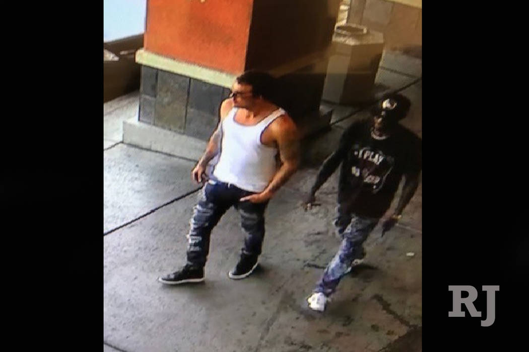 La policía de Las Vegas está buscando a estos dos hombres sospechosos de un robo el domingo. (Departamento de Policía Metropolitana)