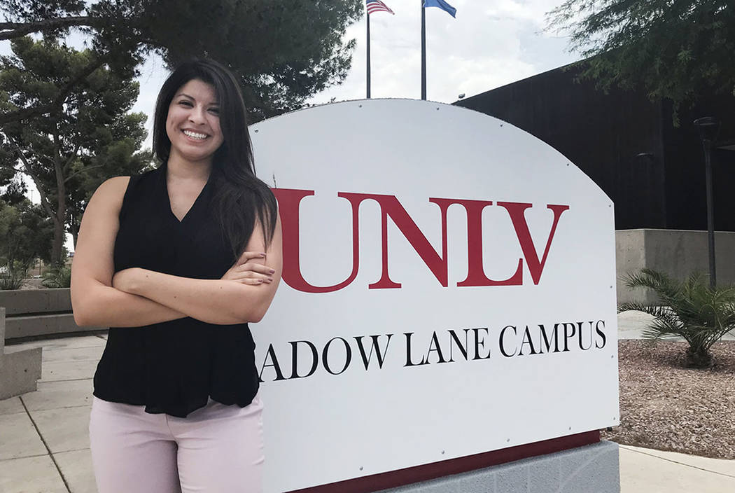 Kathie Vélez, de 27 años, de Las Vegas, es vista en la Escuela de Medicina de la UNLV el lunes 9 de julio. Vélez es miembro de la segunda clase de estudiantes de la facultad de medicina de la U ...