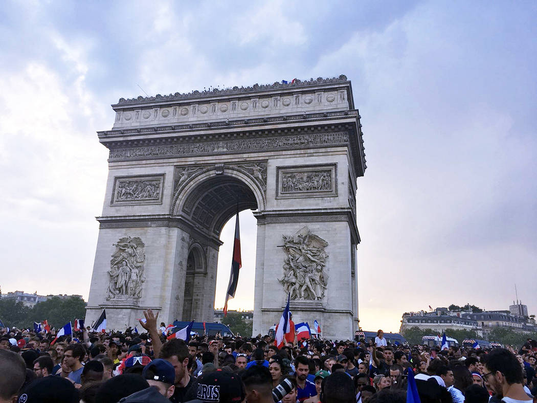 Paris, 15 Jul 2018 (Notimex-David del Río).- Miles de franceses salieron hoy a festejar el triunfo de la selección francesa en la final de la Copa del Mundo Rusia 2018, donde se impusieron 4 a 2 ...