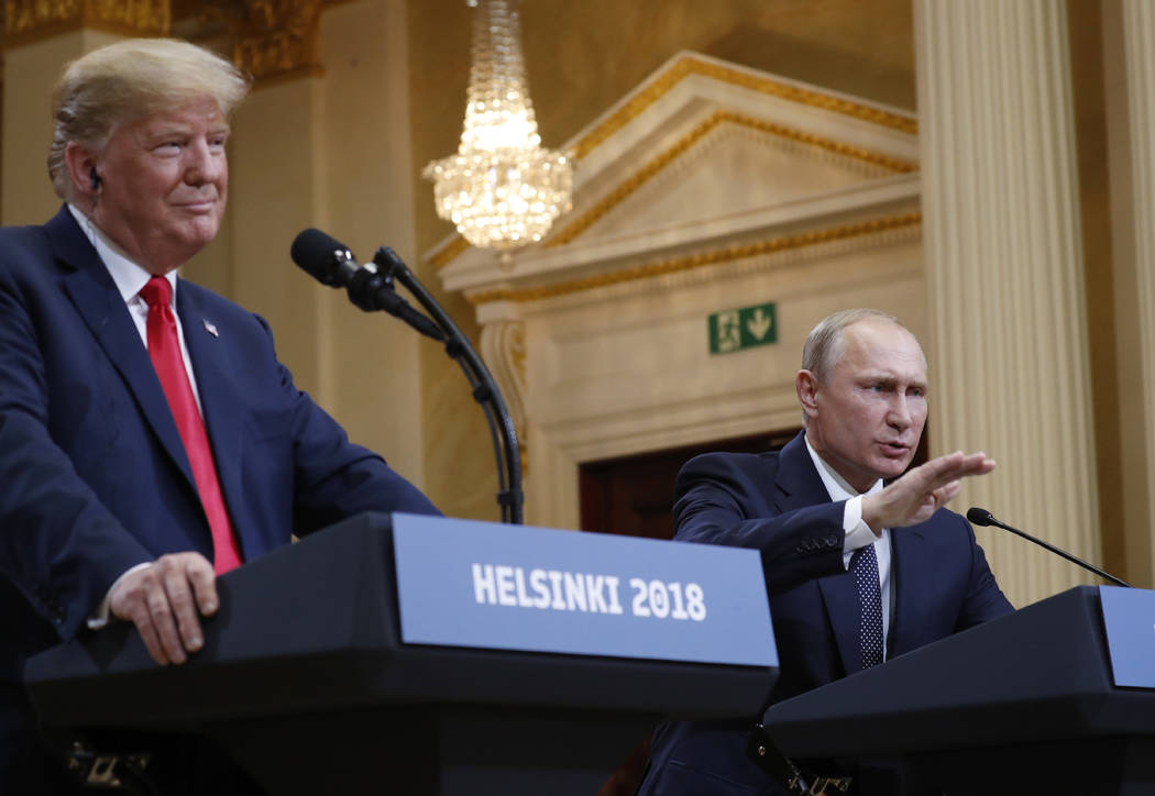El presidente Donald Trump, a la izquierda, escucha al presidente ruso, Vladimir Putin, durante una conferencia de prensa después de su reunión en el Palacio Presidencial en Helsinki, Finlandia, ...