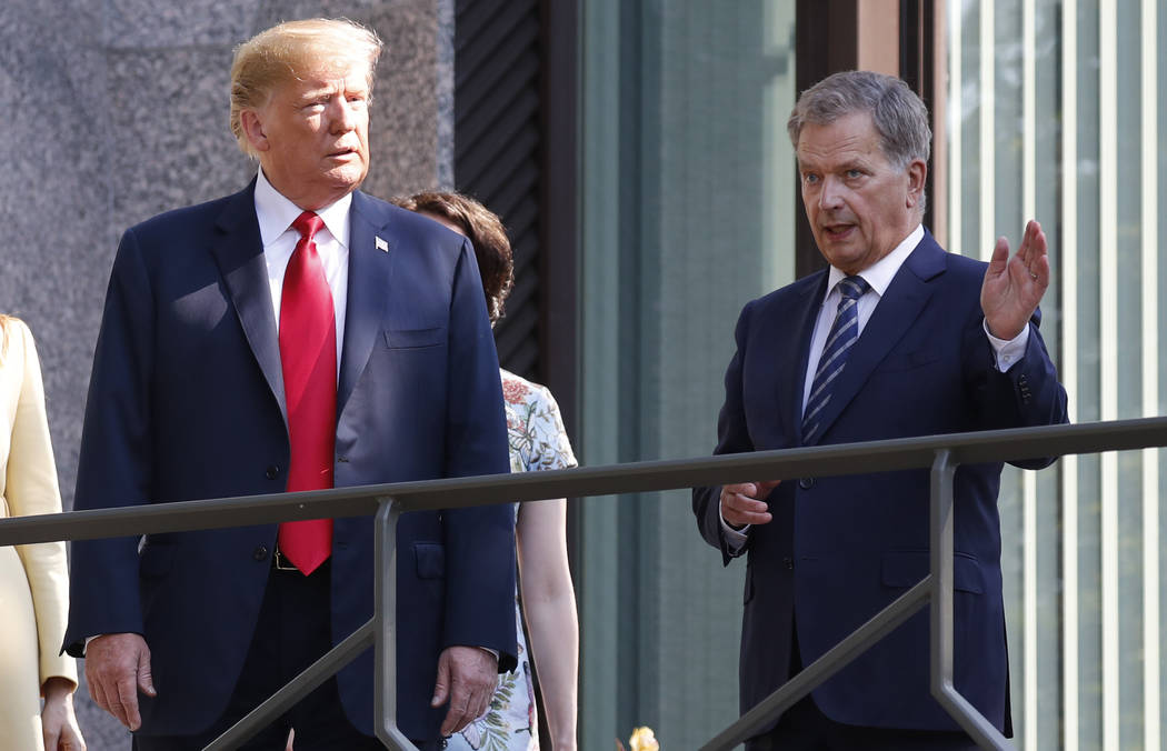 El presidente Donald Trump, izquierda, y el presidente finlandés, Sauli Niinisto hablan en el balcón de la residencia oficial de Niinisto en Helsinki, Finlandia, el lunes 16 de julio de 2018, an ...