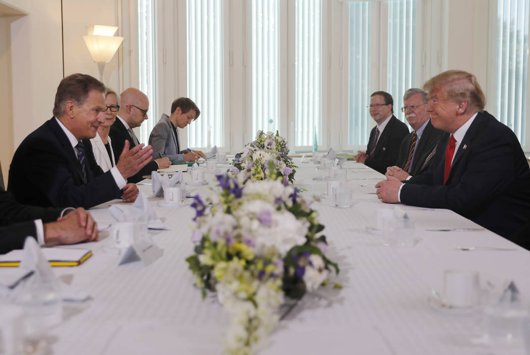 El presidente finlandés Sauli Niinisto, izquierda, y el presidente Donald Trump, a la derecha, se sientan a desayunar en la residencia oficial de Niinisto en Helsinki, Finlandia, el lunes 16 de j ...