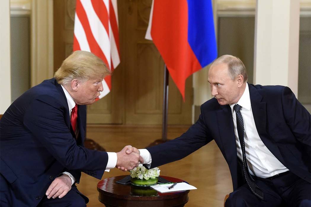 El presidente Donald Trump, a la izquierda, y el presidente ruso, Vladimir Putin, se dan la mano durante su reunión en el Palacio Presidencial de Helsinki, el lunes 16 de julio de 2018. (Heikki S ...
