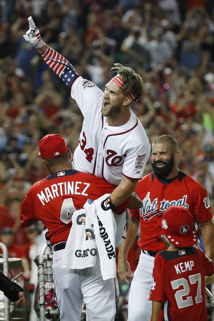 Bryce Harper (34) de los Nationals de Washington, reacciona a su golpe ganador durante el Derby de Home Run de Grandes Ligas, el lunes 16 de julio de 2018 en Washington. (AP Photo / Alex Brandon)