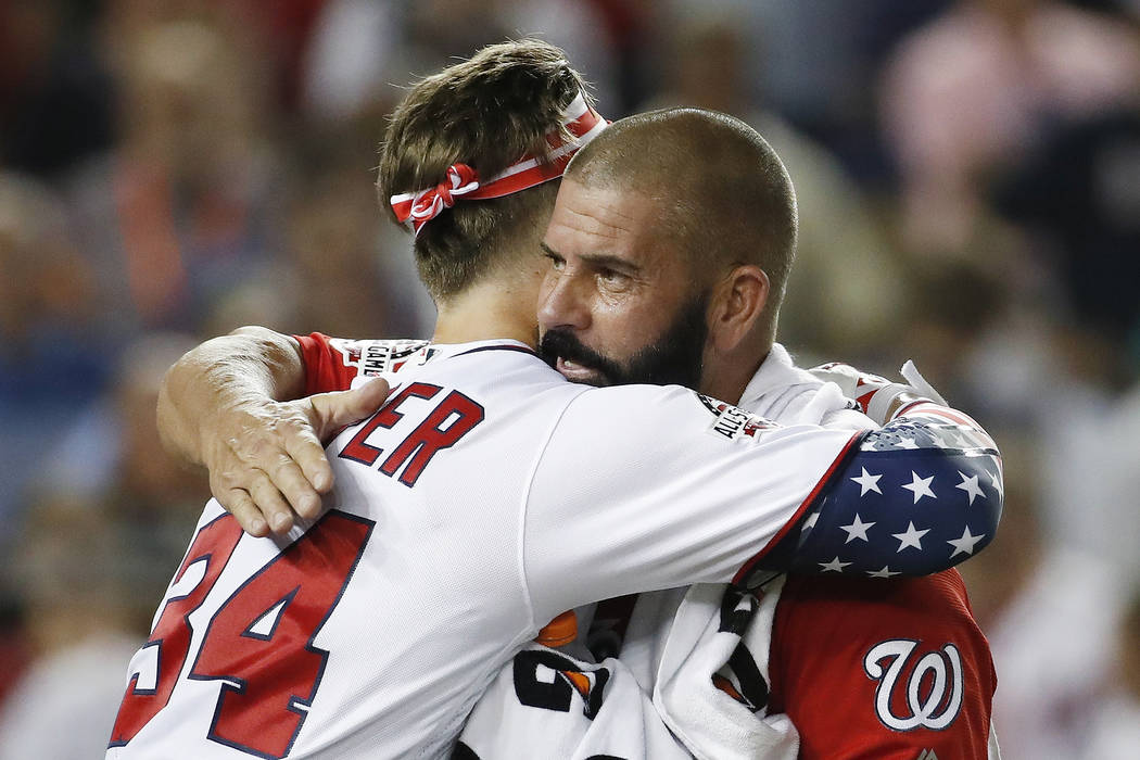 Bryce Harper (34) de los Nationals de Washington, abraza a su padre Ron Harper durante el Derby de Home Run de MLB, en Nationals Park, el lunes 16 de julio de 2018 en Washington. El 89° Juego de ...