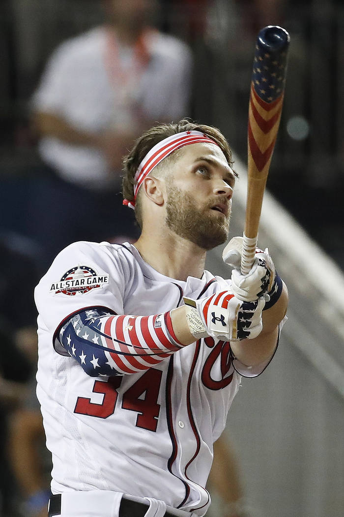 Bryce Harper (34) de los Nationals de Washington, batea durante el Derby de Home Run de MLB, en Nationals Park, el lunes, 16 de julio de 2018 en Washington. El 89° Juego de estrellas de béisbol ...