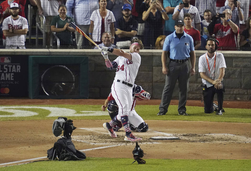 Bryce Harper golpea el home run ganador durante el Derby de Grandes Ligas, el lunes 16 de julio de 2018 en Washington. El 89° Juego de estrellas de béisbol MLB se jugará el martes. (AP Photo / ...