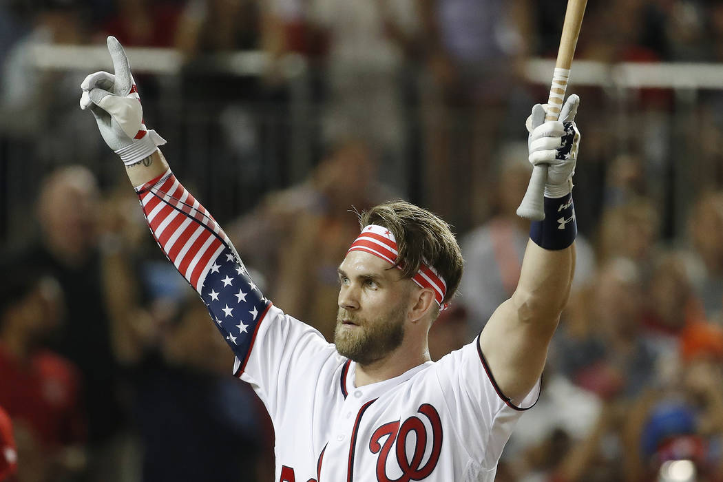 Bryce Harper (34) de los Nationals de Washington, señala a la multitud mientras regresa al dugout durante el Derby de Home Run de MLB, en Nationals Park, el lunes 16 de julio de 2018 en Washingto ...