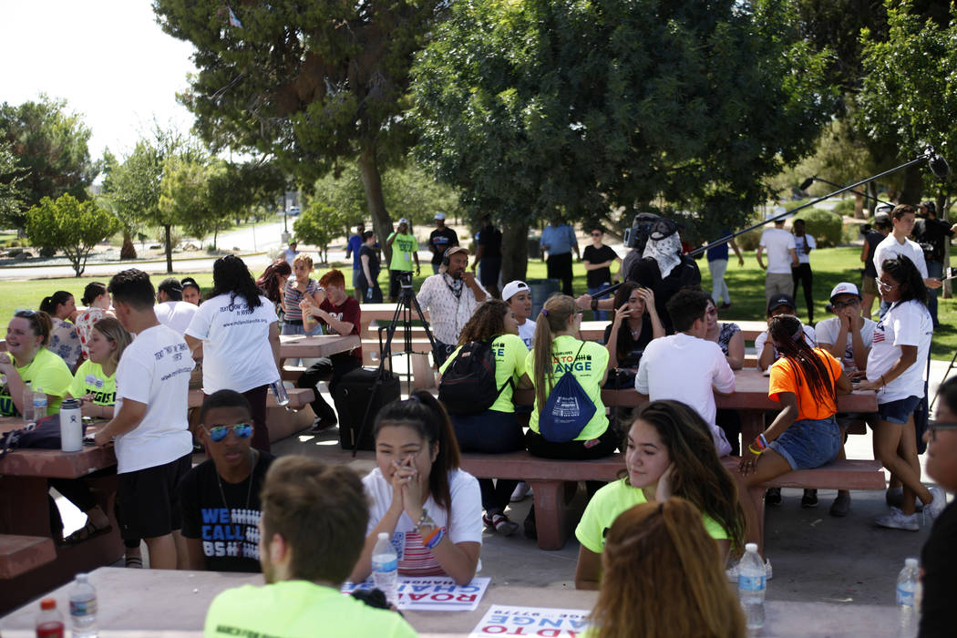 La gente se reúne en un Road to Change Voter Registration Walk en Sunset Park en Las Vegas, el lunes 16 de julio de 2018. El evento fue organizado por el grupo March For Our Lives, creado despué ...