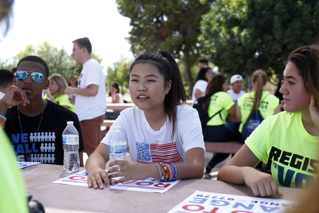 Kelly Choi, de 17 años, habla con su grupo en un Road to Change Voter Registration Walk en Sunset Park en Las Vegas, el lunes 16 de julio de 2018. El evento fue organizado por el grupo March For ...