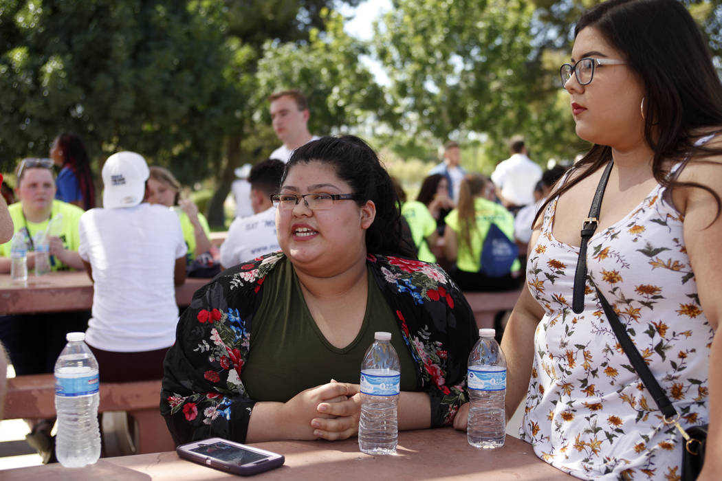 Norma Palma, izquierda, habla a su grupo junto a Gabriel Soto, a la derecha, en una Caminata de Inscripción de Votantes de Road to Change en Sunset Park en Las Vegas, el lunes 16 de julio de 2018 ...