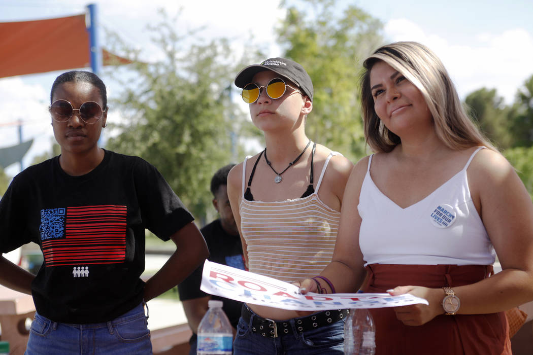 Ariel Hobbs, desde la izquierda, Emma Gonzáles y Pamela Ríos escuchan a un orador en una Caminata de Registro de Votantes de Road to Change en Sunset Park en Las Vegas, el lunes 16 de julio de 2 ...
