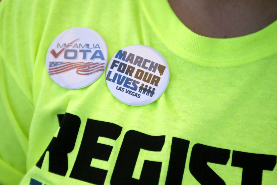 Kaitlyn Willoughby muestra sus botones en un Road to Change Voter Registration Walk en Sunset Park en Las Vegas, el lunes 16 de julio de 2018. El evento fue organizado por el grupo March for Our L ...