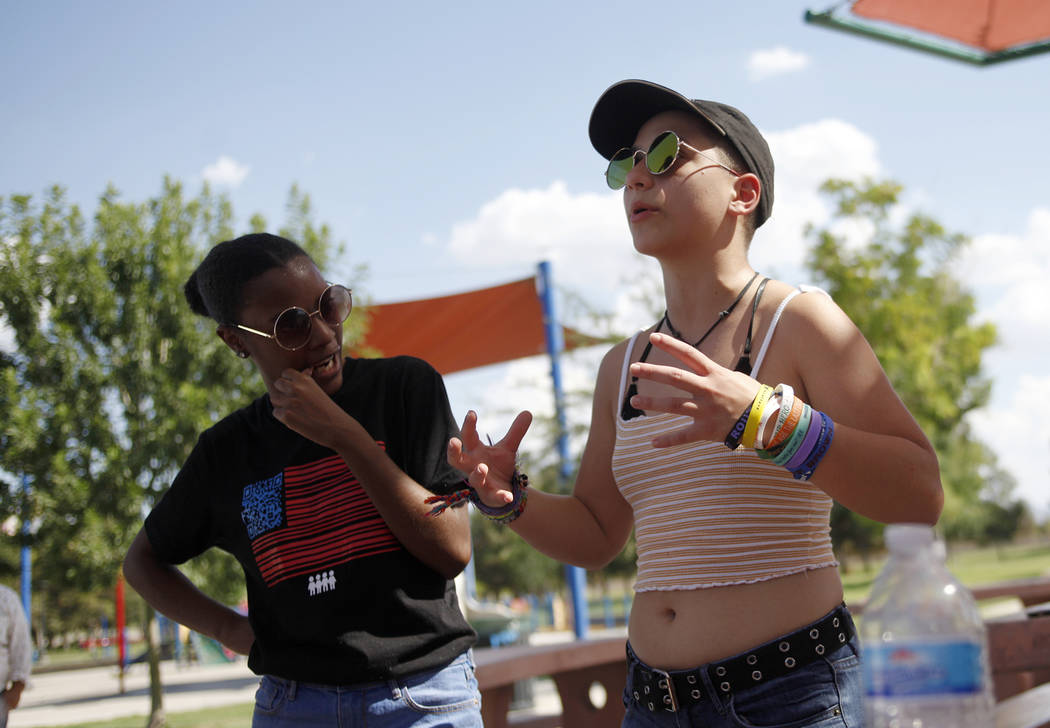 Ariel Hobbs, izquierda, escucha mientras Emma Gonzáles habla en una Caminata de Registro de Votantes de Road to Change en Sunset Park en Las Vegas, el lunes 16 de julio de 2018. El evento fue org ...