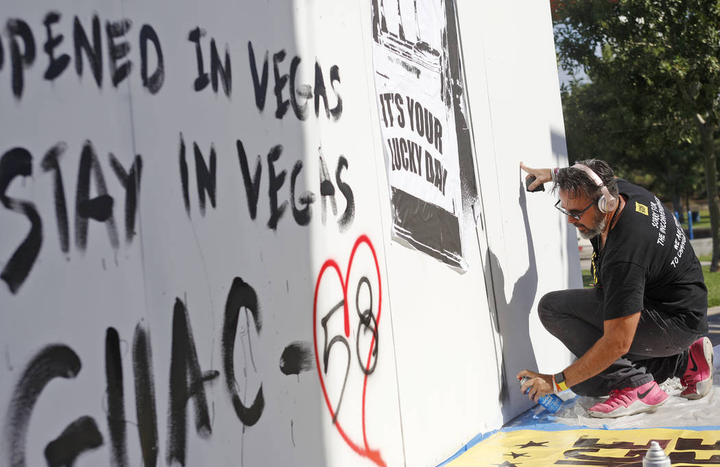 Manny Oliver trabaja en un mural en una Caminata de Registro de Votantes de Road to Change en Sunset Park en Las Vegas, el lunes 16 de julio de 2018. El evento fue organizado por el grupo March Fo ...