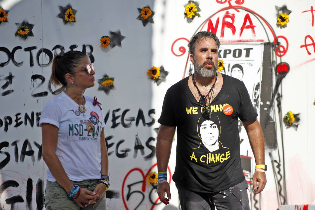 Manny Oliver, junto a su esposa Patricia Oliver, se dirigen a la multitud después de pintar un mural en una Caminata de Registro de Votantes de Road to Change en Sunset Park en Las Vegas, el lune ...