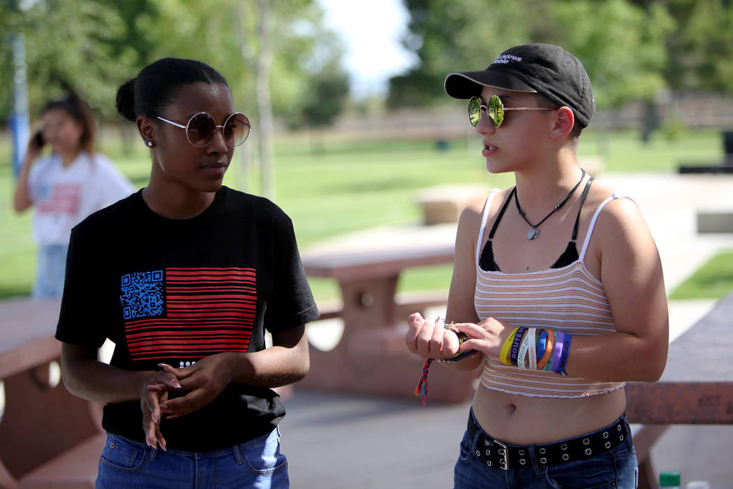 Ariel Hobbs, izquierda, y Emma Gonzales hablan en una Caminata de Registro de Votantes de Road to Change en Sunset Park en Las Vegas, el lunes 16 de julio de 2018. El evento fue organizado por el ...