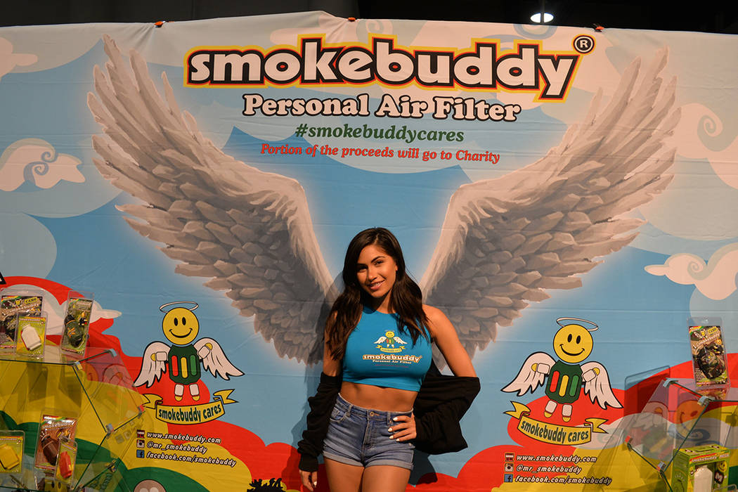 Carolina Rusco representó a la compañía que fabrica los filtros de aire Smoke Buddy Cares. Miércoles 18 de julio de 2018, en el Centro de Convenciones de Las Vegas. Foto Frank Alejandre / El T ...