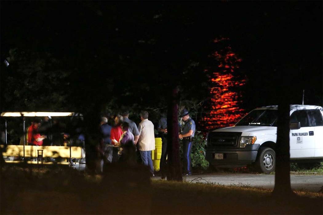 Los equipos de rescate trabajan en la escena de un accidente mortal en un bote en Table Rock Lake en Branson, Missouri, el jueves 19 de julio de 2018. Un alguacil en Missouri reportó que aparente ...