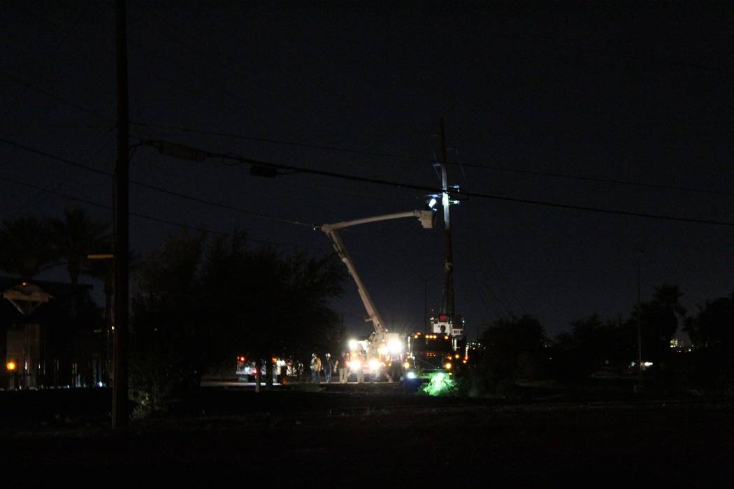 Las cuadrillas de NV Energy trabajan para reparar las líneas eléctricas dañadas por una tormenta eléctrica a última hora de la noche en Boulder Highway, cerca de Sunset Road. (Max Michor / La ...
